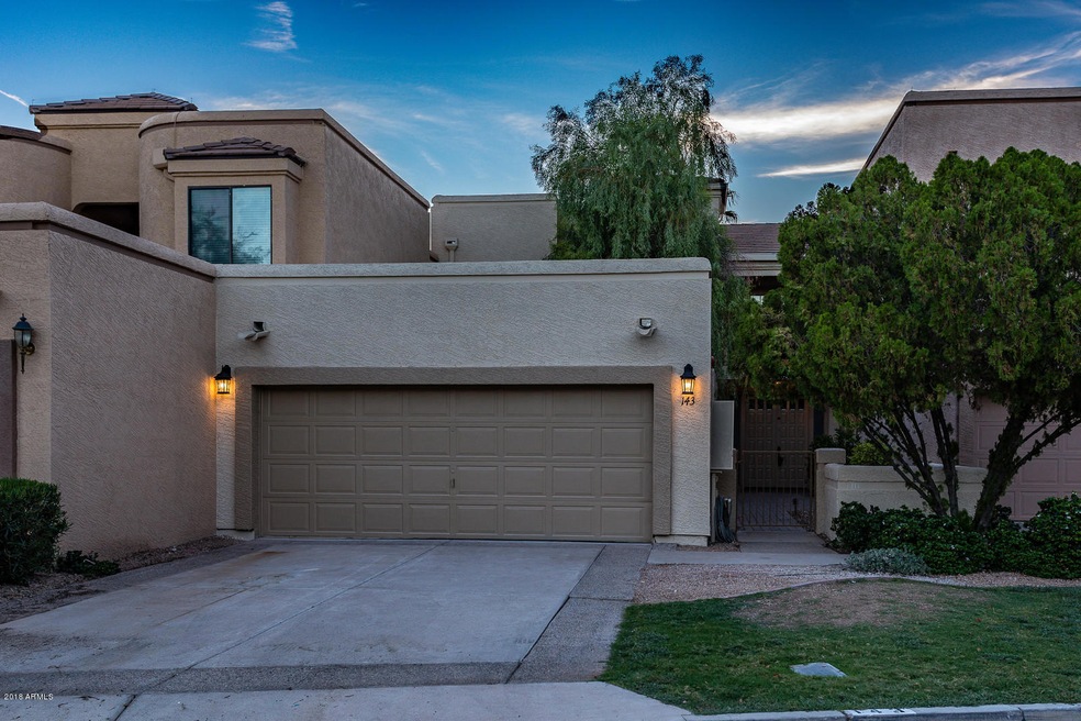 01_8100_E_Camelback_01_mls