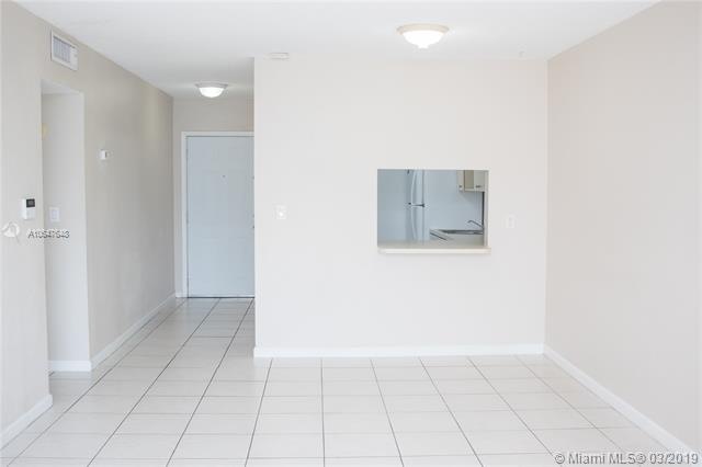 Neutral walls and tile throughout! Beautifully mai