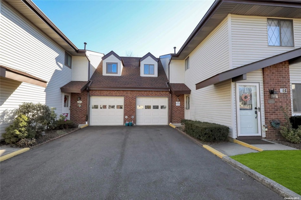 15 Cambridge Dr W unit 15, Copiague, NY 11726 - photo 1