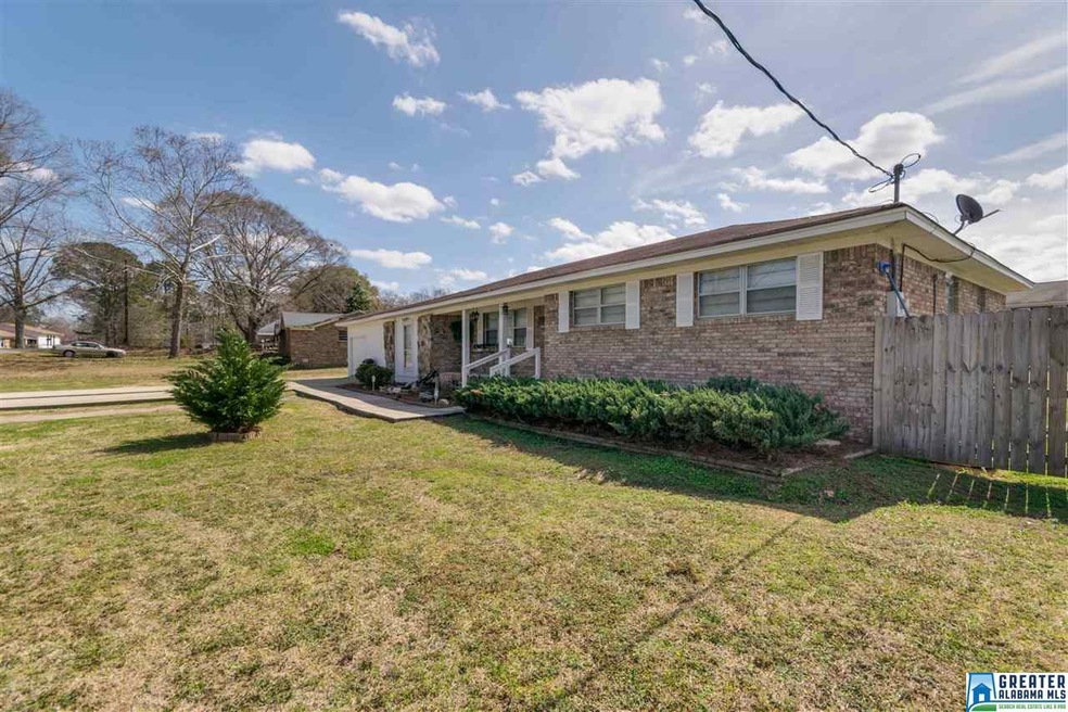 Great sized 3 bedroom 2 bath house just minutes fr