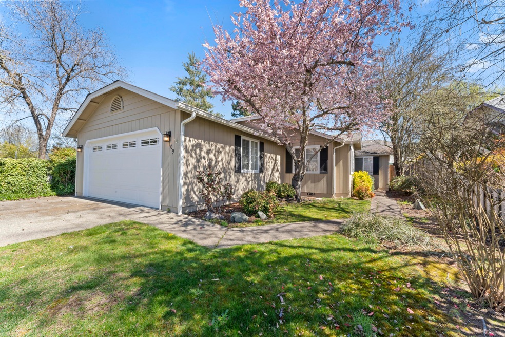 109 Freedom Cir, Grants Pass, OR 97527 - photo 1