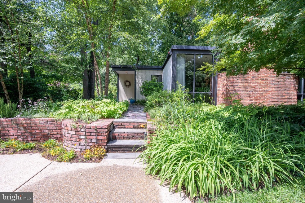 2112 Mason Hill Dr, Alexandria, VA 22306 - photo 1