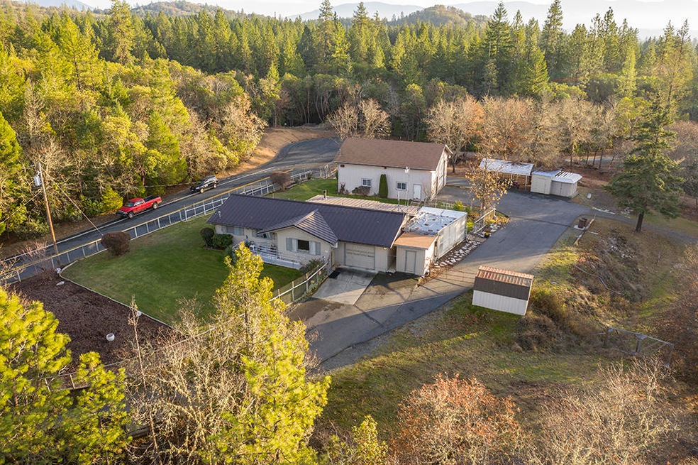 2000 Saratoga Way, Grants Pass, OR 97526 - photo 1