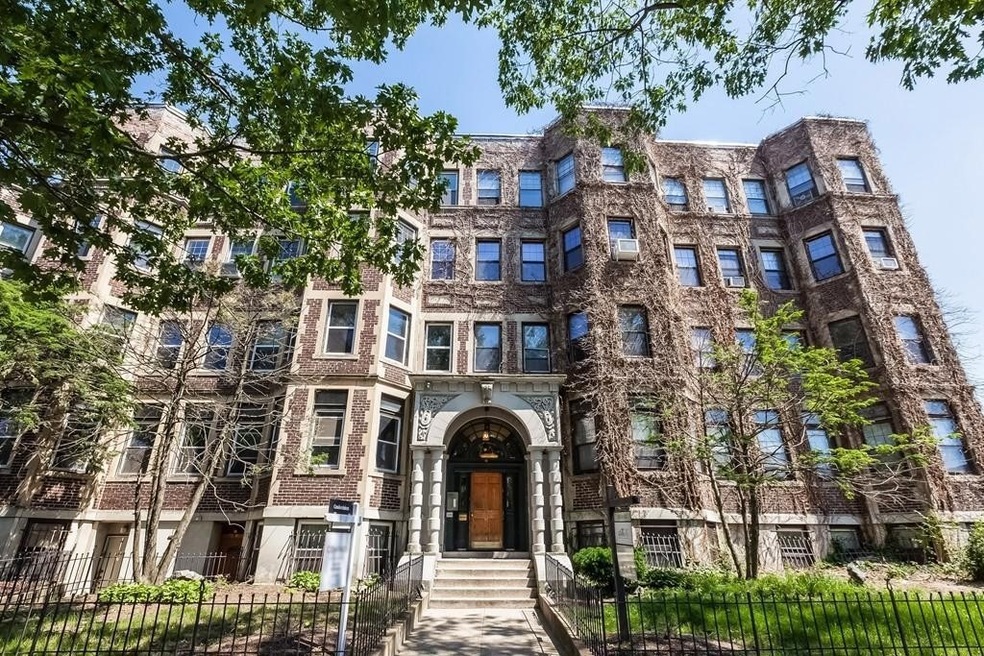 394 Riverway unit 12, Boston, MA 02115 - photo 1