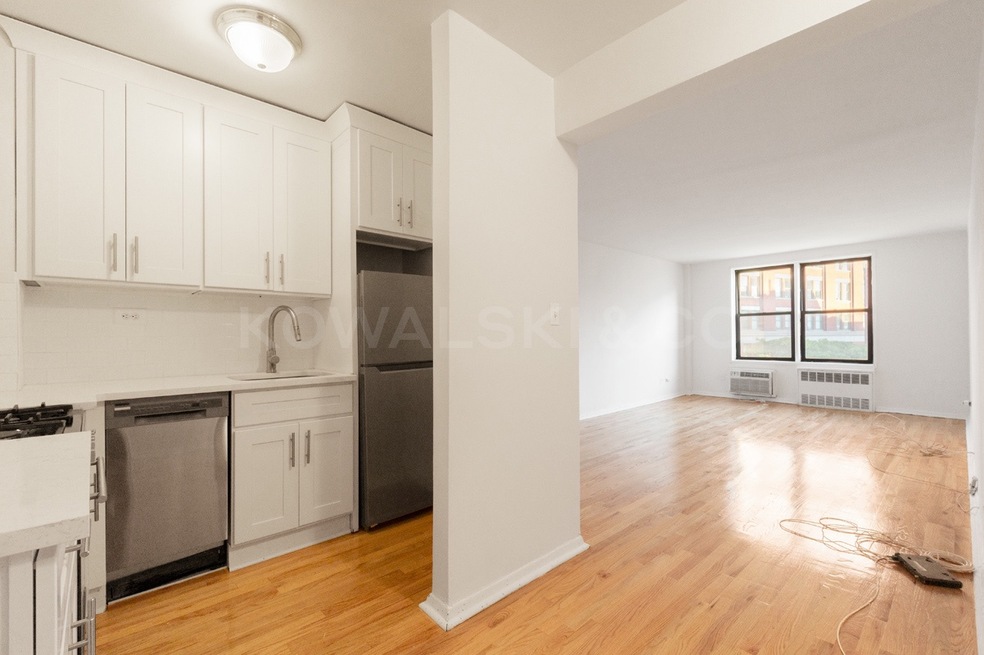 165 Christopher St unit 4 F, New York, NY 10014 - photo 1
