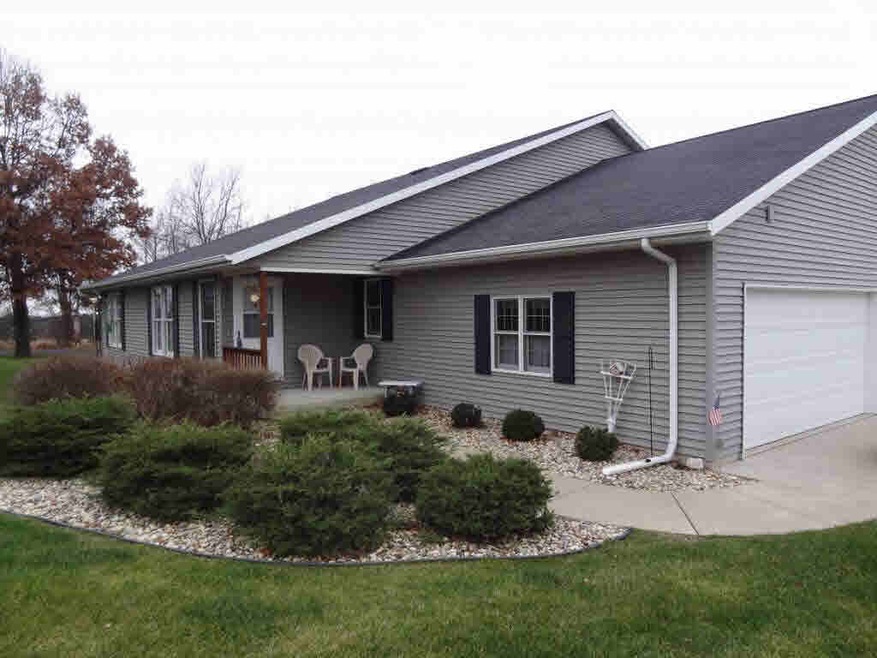 202 Prairie View Ct, Waupaca, WI 54981 - photo 1