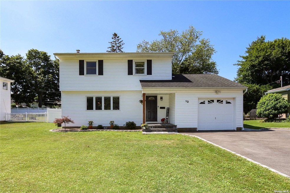 12 Comanche Ln, ComMacK, NY 11725 - photo 1