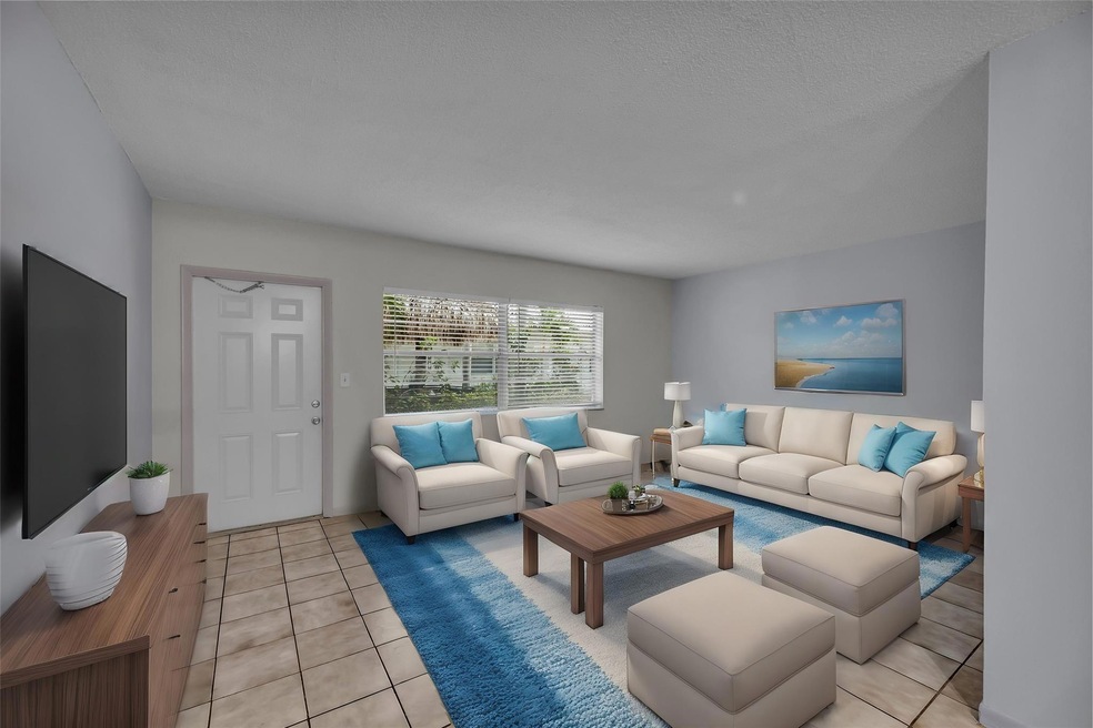 Large and spacious freshly painted living room - s