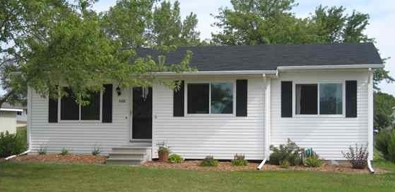 4008 Mark Dr, Waterloo, IA 50701 - photo 1