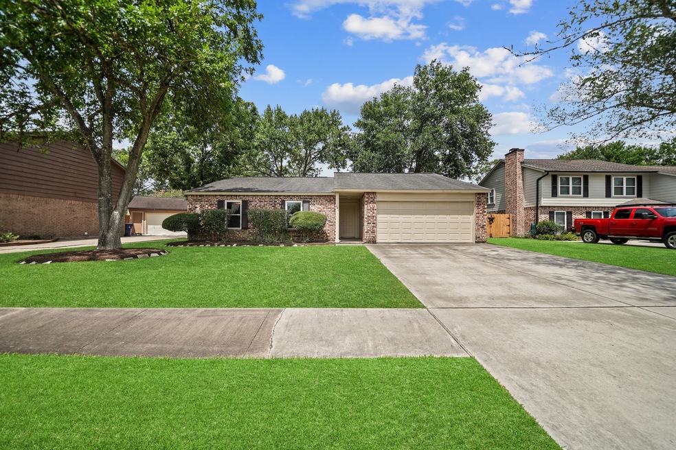 332 Old Course Dr, Friendswood, TX 77546 - photo 1