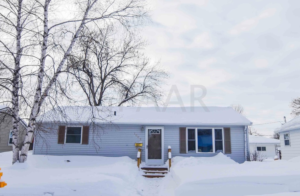 1002 S 17th St, Grand Forks, ND 58201 - photo 1
