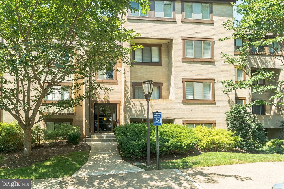 1658 Parkcrest Cir unit 200, Reston, VA 20190 - photo 1