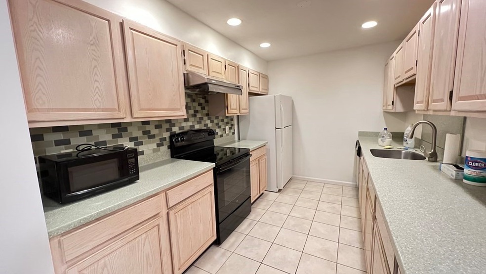 85 E Squantum St unit 11, Quincy, MA 02171 - photo 1