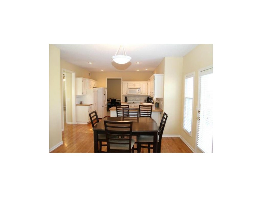 SUPER CLEAN AND MOVE IN READY! LARGE OPEN KITCHEN