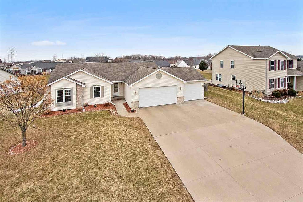 N9468 Cumberland Dr, Appleton, WI 54915 - photo 1