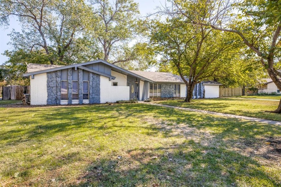 636 Robindale Ct, Bedford, TX 76022 - photo 1