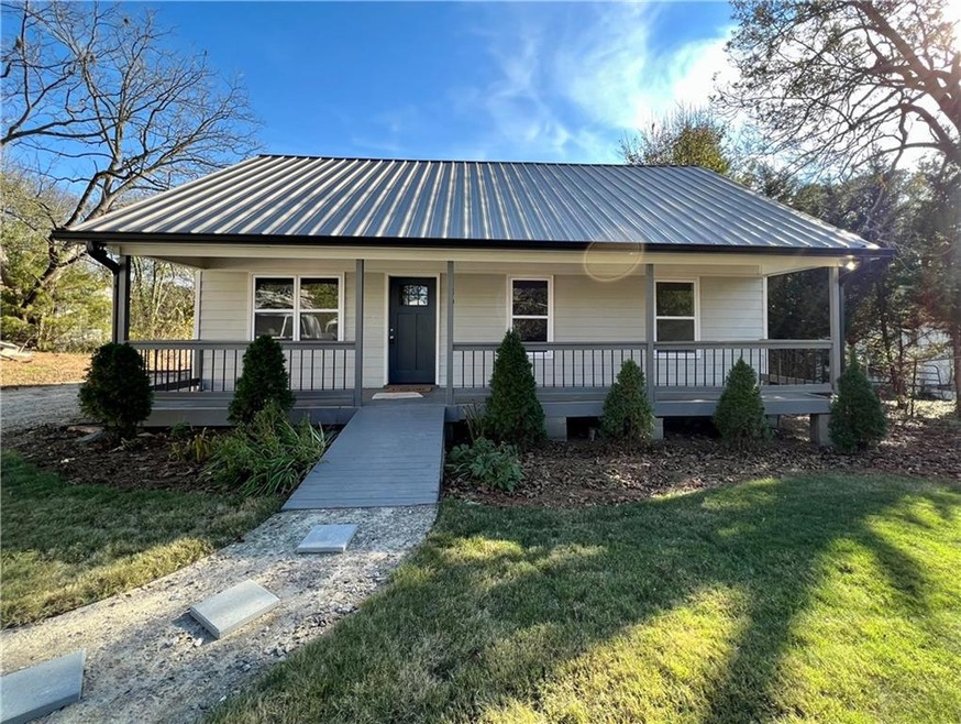 189 W Jefferson St, Hoschton, GA 30548 - photo 1