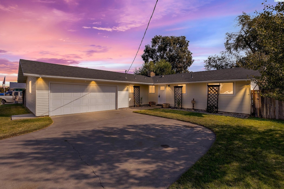329 S Quillan St, Kennewick, WA 99336 - photo 1