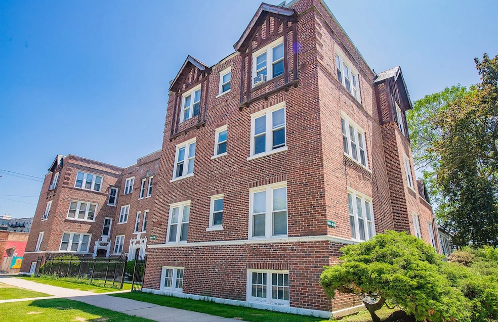 unlisted-address, Berwyn, IL 60402 - photo 1