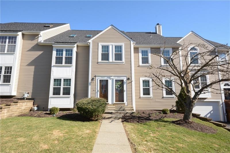 Welcome to 2667 Hunters Point Drive, a bright 3 st