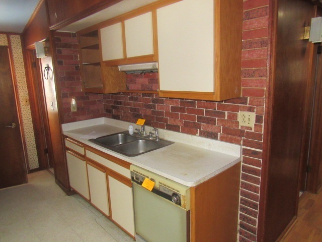 340 2nd St, Freeport, IL 61032 - photo 1