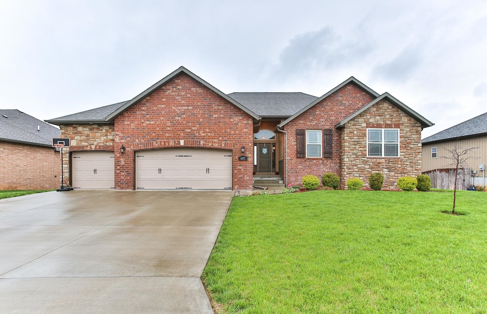 647 N Maplewood Hills Rd, Nixa, MO 65714 - photo 1