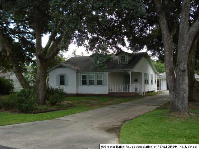 Front view, beautiful oak trees