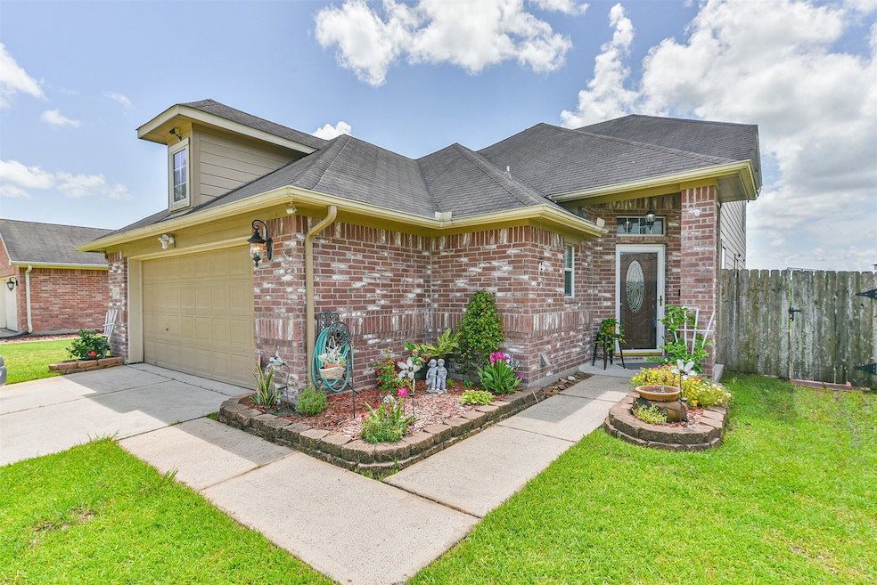 1087 Lasso Ct, Alvin, TX 77511 - photo 1