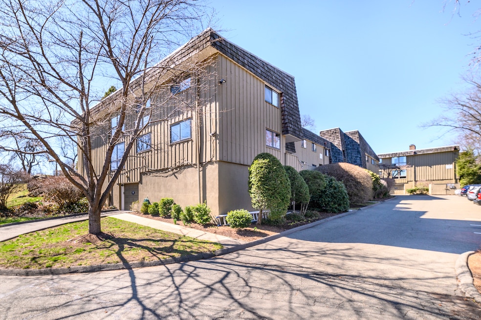 14 Ledgebrook Dr, Norwalk, CT 06854 - photo 1