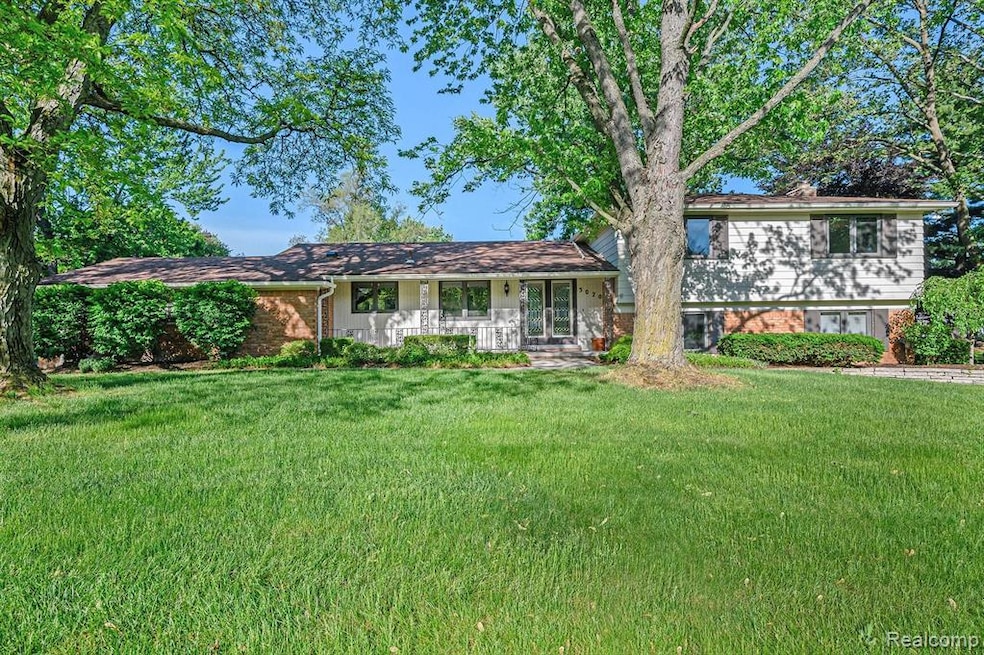 3020 S Westview Ct, Bloomfield Hills, MI 48304 - photo 1