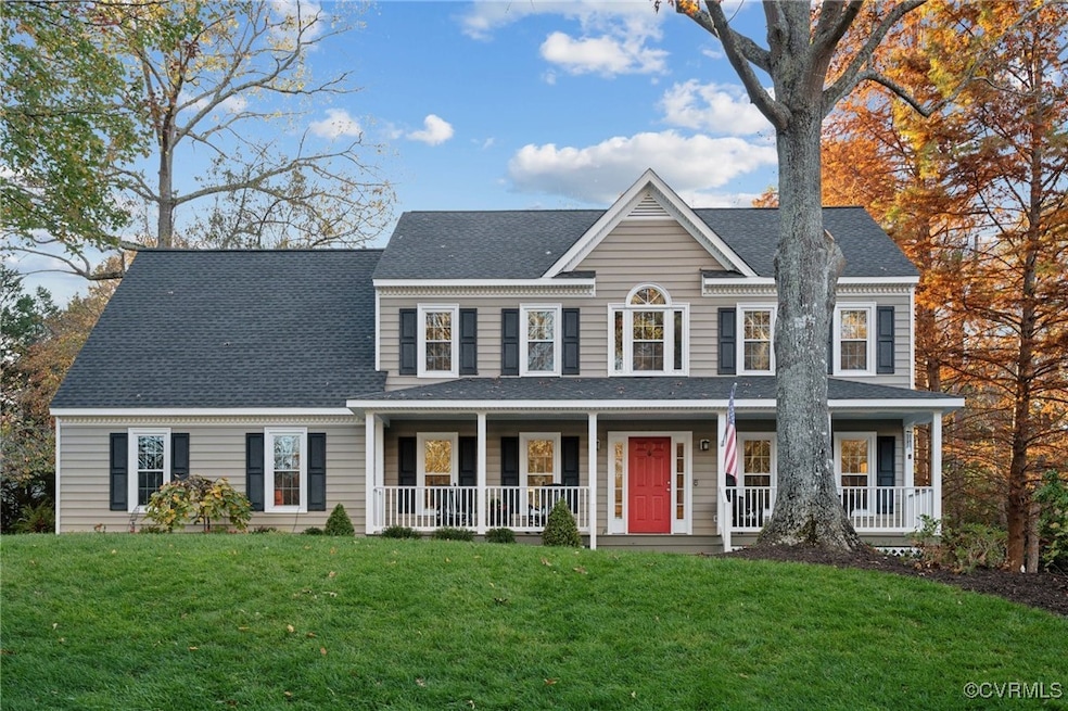View of front facade featuring a front yard and a porch