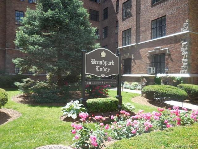 292 Main St unit 6H, White Plains, NY 10601 - photo 1