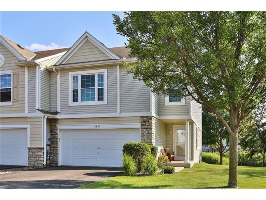 End unit located in a convenient Apple Valley loca