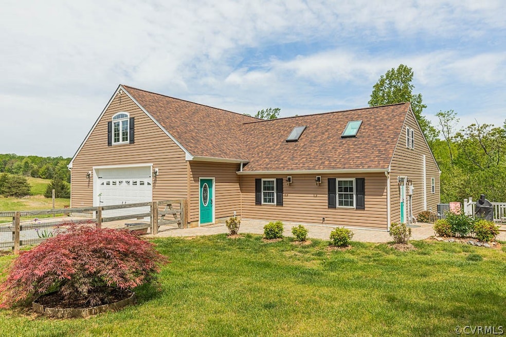 View of front facade featuring a front lawn and a
