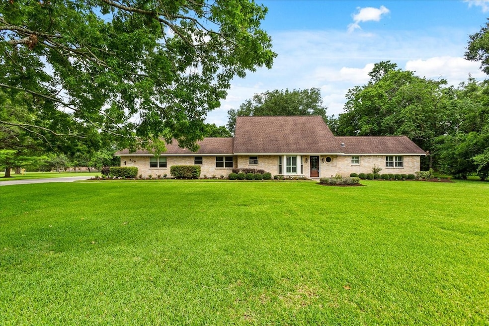 408 S Clear Creek Dr, Friendswood, TX 77546 - photo 1