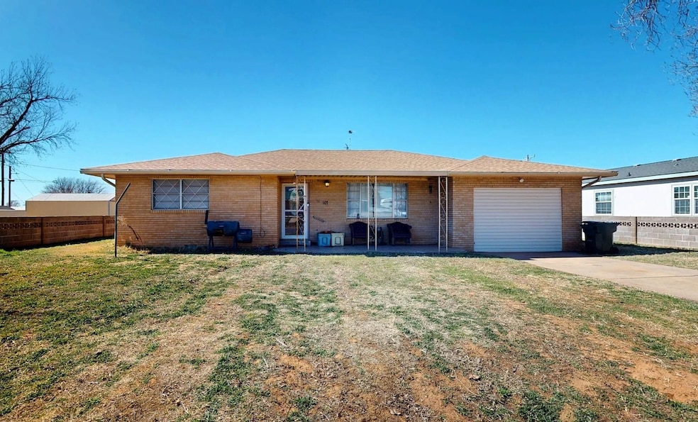 107 N Locust St, Seiling, OK 73663 - photo 1