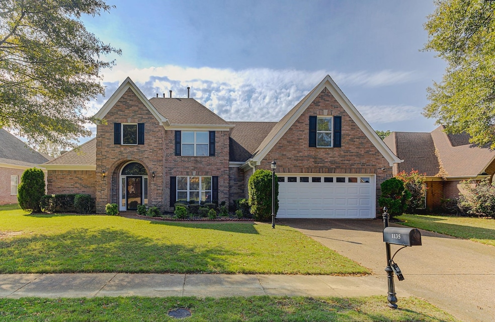 View of front of home featuring a front lawn and a