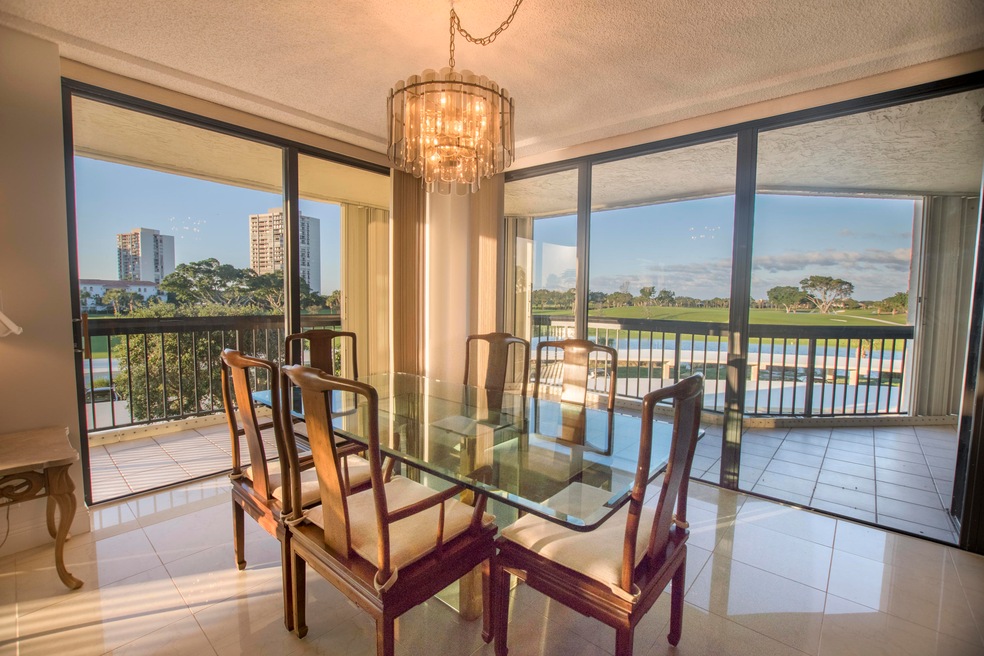DINING WITH A GOLF VIEW