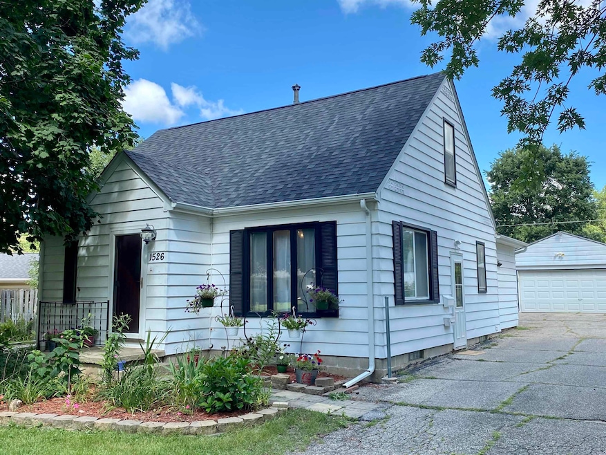 1526 Lilac Ln, Cedar Falls, IA 50613 - photo 1