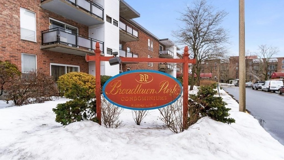 44 Broadlawn Park unit 21, Chestnut Hill, MA 02467 - photo 1