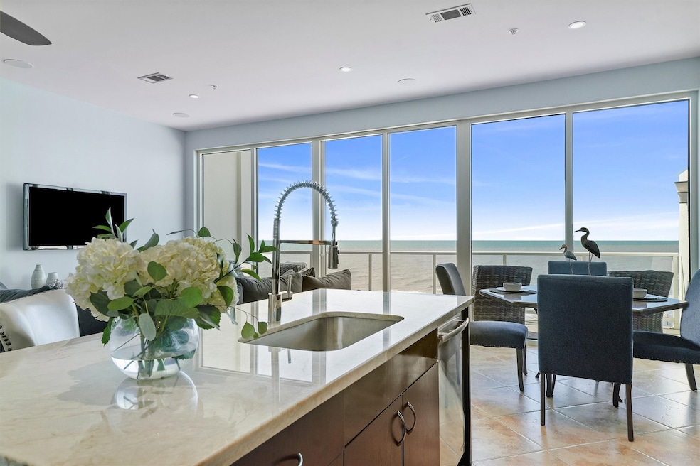 Welcome to 6PH-3 - a stunning corner 2 bedroom Pen