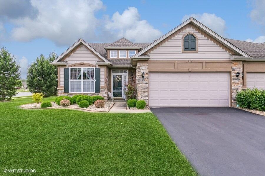 976 Flagstone Dr, Dyer, IN 46311 - photo 1