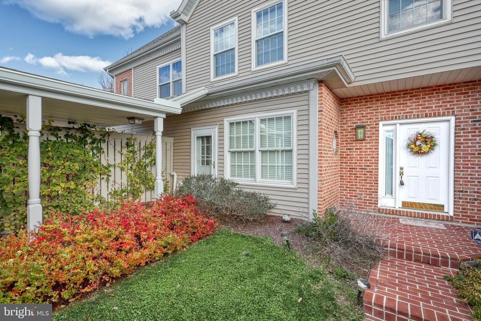 545 Bridgeview Dr, Lemoyne, PA 17043 - photo 1