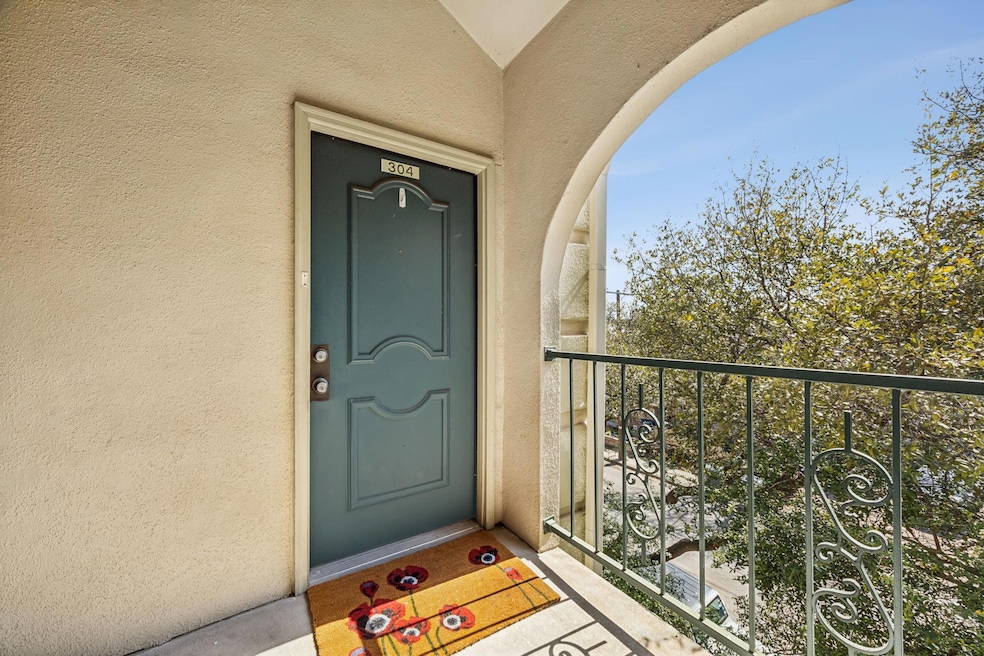 Entrance to property featuring a balcony and stucc