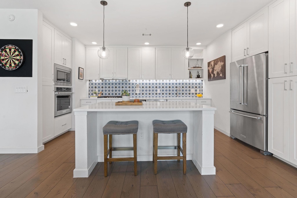 Kitchen with appliances with stainless steel fini
