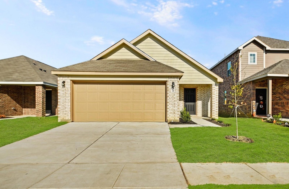 1712 Luke St, Ennis, TX 75119 - photo 1