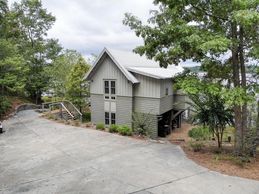 Peaceful lakefront cottage on large waterfront pro
