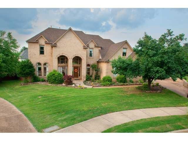 Sits at the top of a small cove in Roselawn Planta