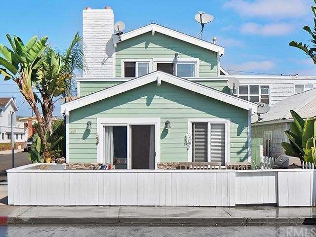 Great sunny locations; steps to the bay and beach.
