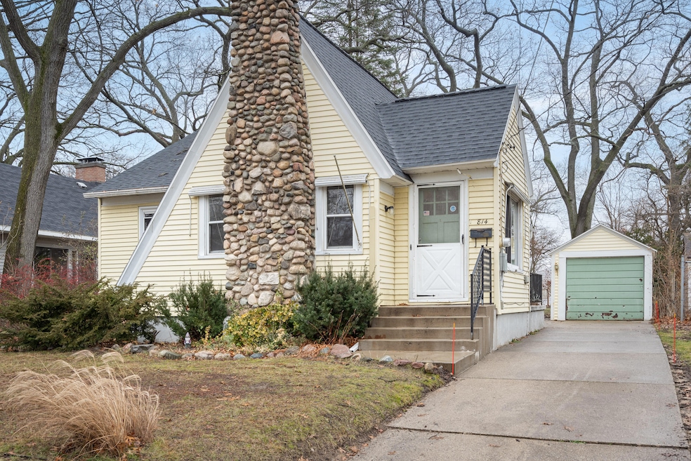 814 Burke Ave NE